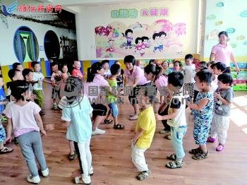 潍坊市机关幼儿园文化路分园的老师们带领孩子玩游戏