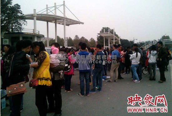 郑州师范学院门前公开出售“答案” 生意火爆